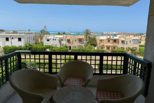 شالية غرفتين مميز للإيجار في مارينا 4 – موقع استثنائي وإطلالة رائعة على البحيرة 🌴🏡